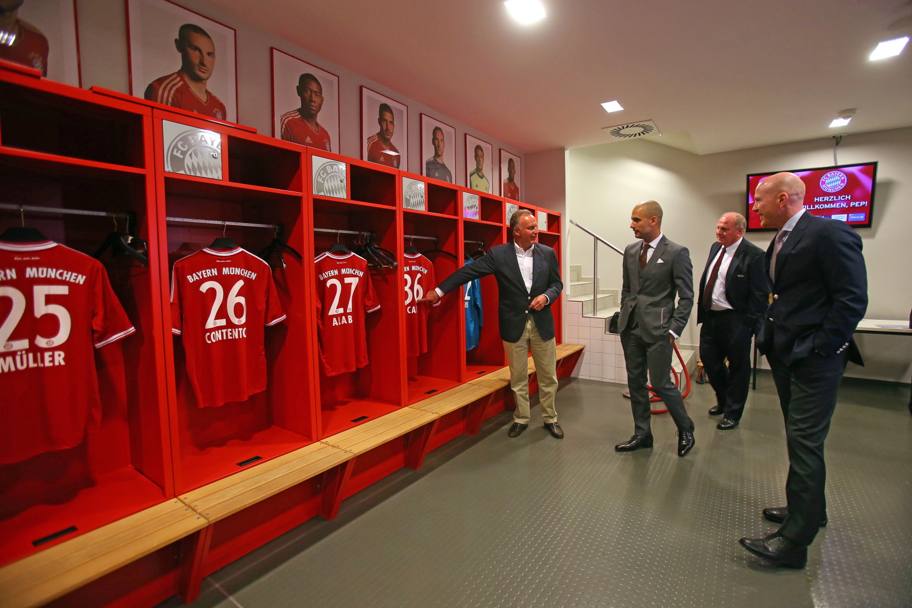 KAlle Cicerone. Rummenigge accompagna alla scoperta degli spogliatoi l&#39;ultimo allenatore entrato in casa Bayern: Pep Guardiola. (LaPresse)
